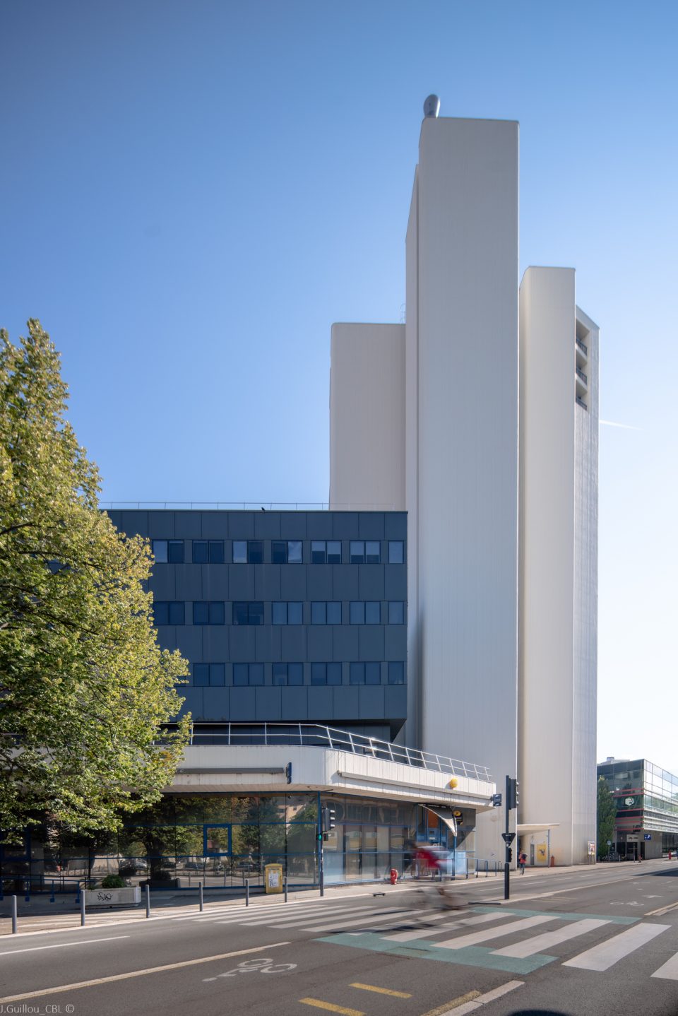 Velo avenue Agutte Sembat devant la Poste Chavant