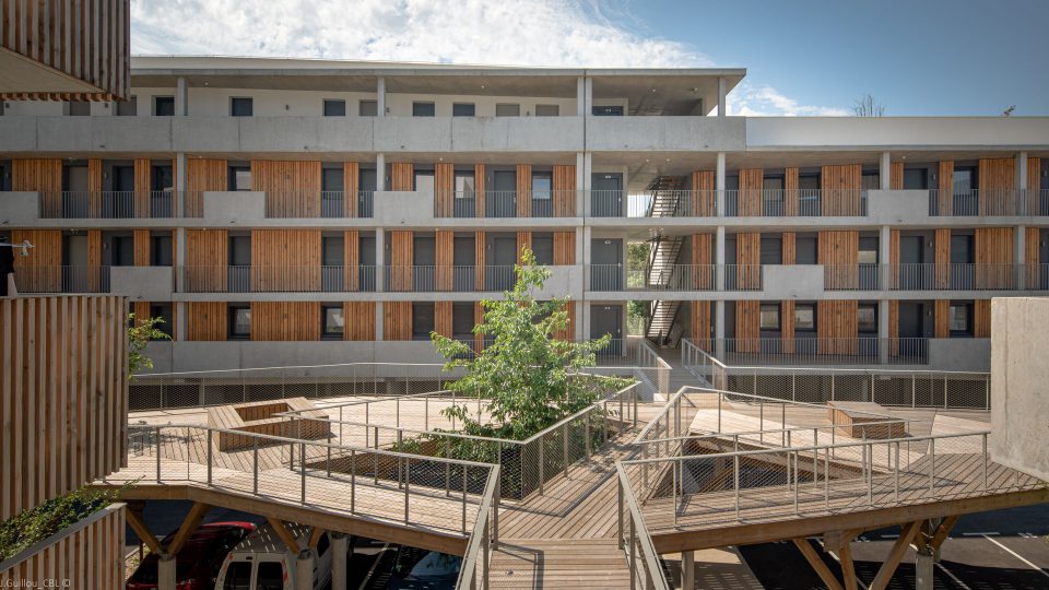 Bois, Béton, Végétation des passerelles de liaison.