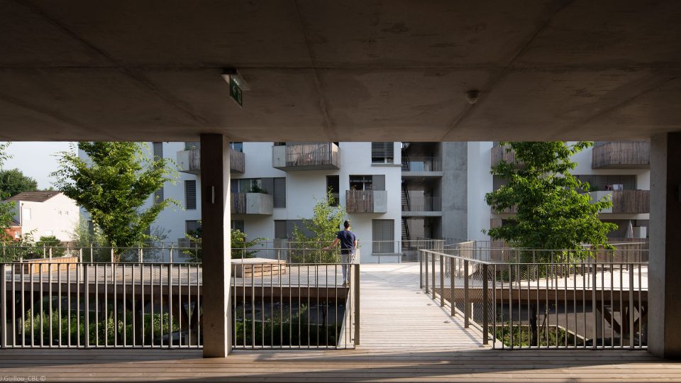 Bien être du soleil du matin sur les passerelles de liaison