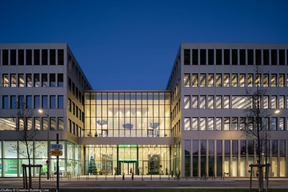 Photo entre chien et loup de l'entrée principale, rue des Martyrs